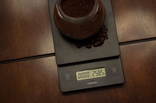 Cân điện tử Hario ngoài dùng pha cafe có thể dùng để đo thời gian làm bánh, đong các loại hạt