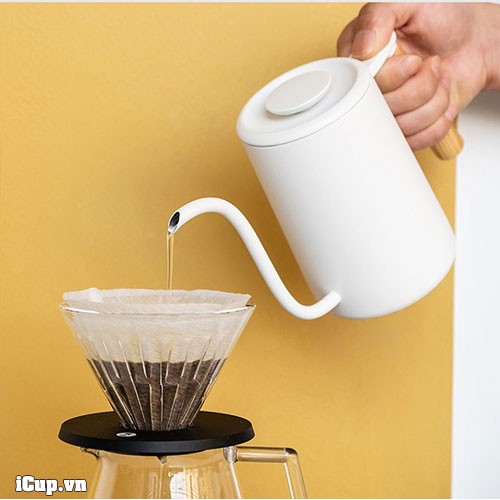 Dòng chảy 90 độ êm ái từ ấm rót drip Timemore Fish Youth trắng