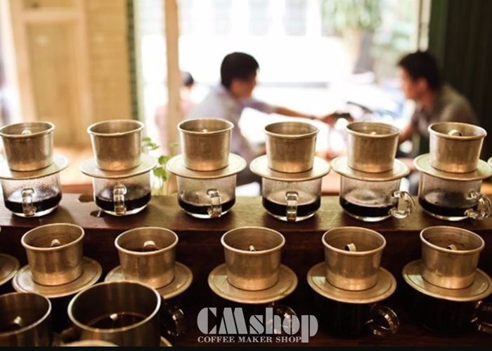 Pha cà phê phin tại chỗ luôn đem đến sự thích thú cho khách hàng
