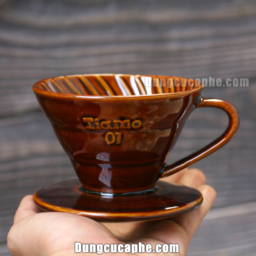Trên tay là phễu lọc cà phê Tiamo nâu 01