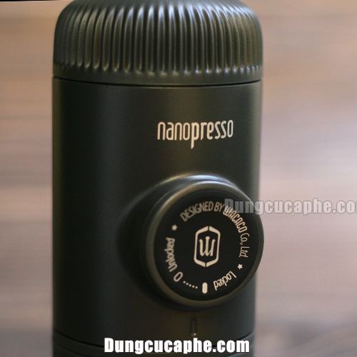 Tên Nanopresso và thiết kế bởi Wacaco được in trên thân máy
