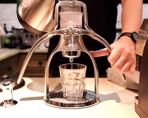 Hướng dẫn pha cà phê espresso bằng dụng cụ ROK