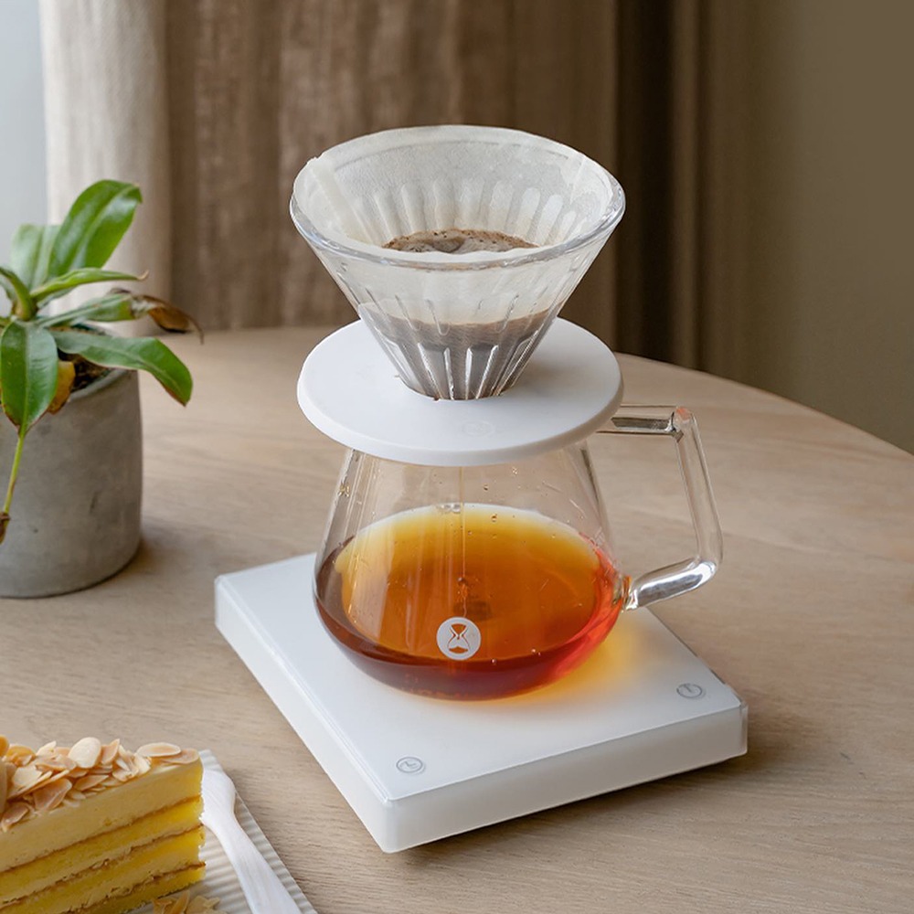 Bộ phễu lọc và bình đựng trắng và cân trắng timemore
