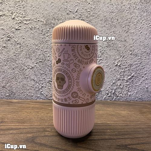 Ảnh chụp bên hông máy nanopresso màu sắc và hoạ tiết bắt mắt