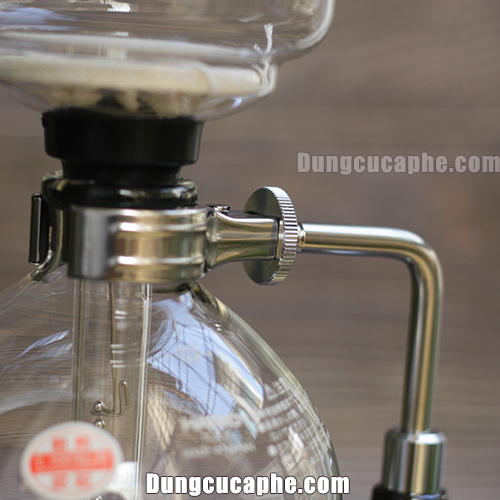 Bánh xe có thể vặn để tháo rời bình đựng dưới của Syphon Hario