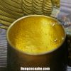 Bên trong bình rót cafe thấy rõ màu vàng óng của lớp đồng thau