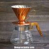 Bộ pha cà phê gồm một phễu đồng hario và một bình đựng gỗ olive