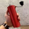 Cối xay C2 Timemore màu đỏ trên tay