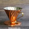 Hình ảnh phễu lọc Hario bằng đồng được chụp tại cửa hàng của iCup