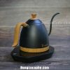 Hình ảnh ấm rót Brewista Artisan màu đen tay gỗ được chụp trực tiếp tại cửa hàng