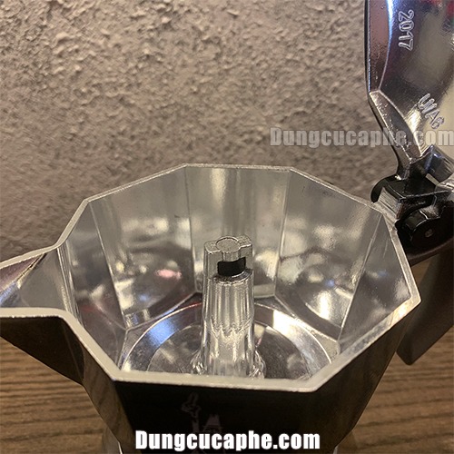 Induction với ống thoát cà phê tưởng tự như các bản Moka Express đời đâu