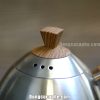 Núm nhựa vân gỗ được gắn trên ấm Brewista Artisan màu bạc