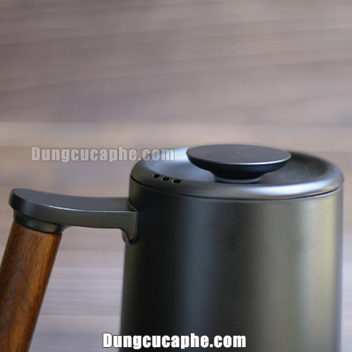 Phần nắp đậy và 3 lỗ thoát hơi nước trên ấm rót Timemore Phần nắp đậy và 3 lỗ thoát hơi nước trên ấm rót Timemore