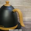 Tay cầm ấm rót Brewista Artisan bằng nhựa Phenolic vân gỗ tạo cảm giác sang trọng khi đặt trên quầy bar của bạn