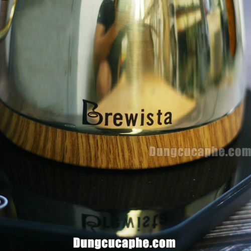 Thương hiệu Brewista được in trên ấm rót