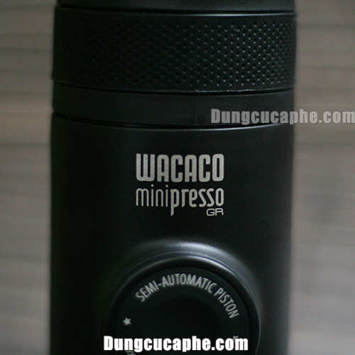 Thương hiệu Wacaco Minipresso GR được in trên máy nén bằng tay Espresso