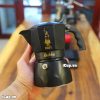 Trên tay là ấm Moka Pot Brikka Matte Black 2 cup