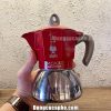 Trên tay là ấm Moka Pot Induction 4 cup màu đỏ