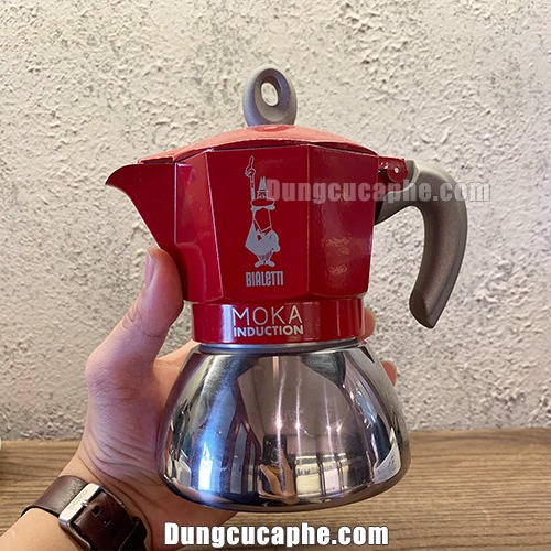 Trên tay là ấm Moka Pot Induction 4 cup màu đỏ