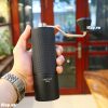 Trên tay là cối xay tay cà phê Timemore C3esp