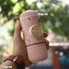 Trên tay là dụng cụ pha cà phê du lịch espresso nanopresso màu hồng