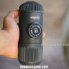 Trên tay là dụng cụ pha cà phê Espresso bằng tay Nanopresso nhỏ nhất thế giới